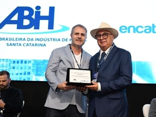 Hoteleiro Osmar José Vailatti recebe medalha da assembleia legislativa catarinense