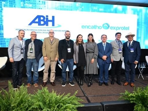 Hoteleiro Osmar José Vailatti recebe medalha da ALESC